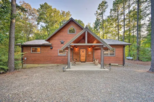 Creekside Broken Bow Cabin w/ Hot Tub & Fire Pit! - spa