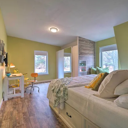 Bohemian Home w/ Screened Porch, 3 Mi to Lake!