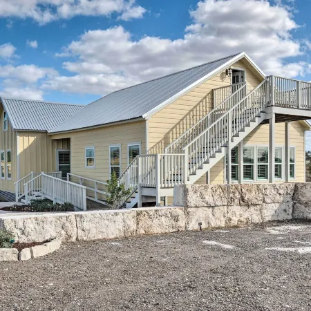 Hot Tub & Game Room: Schulenburg Retreat