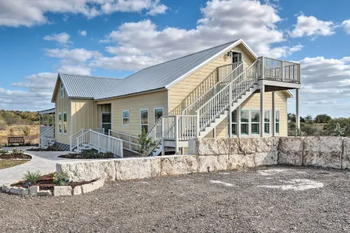 Hot Tub & Game Room: Schulenburg Retreat - Pet friendly