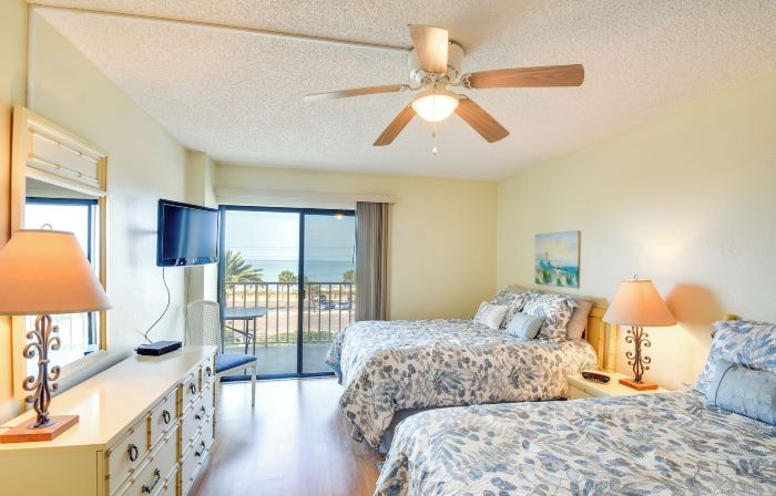 Coastal Condo w/ Balcony: Walk to Madeira Beach!