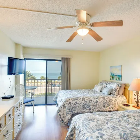 Coastal Condo w/ Balcony: Walk to Madeira Beach!