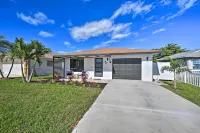 Walk to Beach: Getaway w/ Pool in Naples! - Wifi