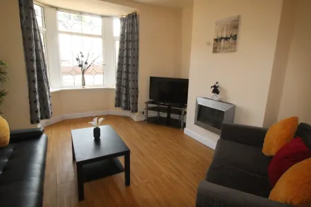 Lundwood House Barnsley by Smart Corporate Stays