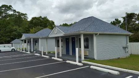 Village Inn & Suites - Smithville