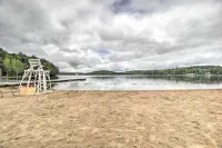 Pet-Friendly Saranac Lake Retreat w/ Deck & Yard - Parkplatz