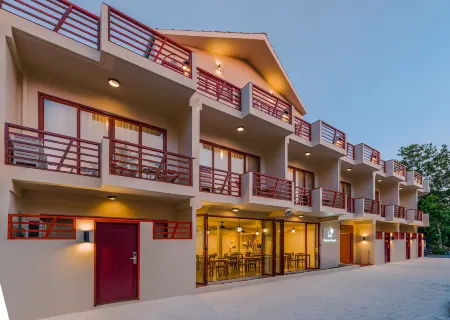 White Sand Dhigurah Отели рядом с достопримечательностью «Sunset beach»