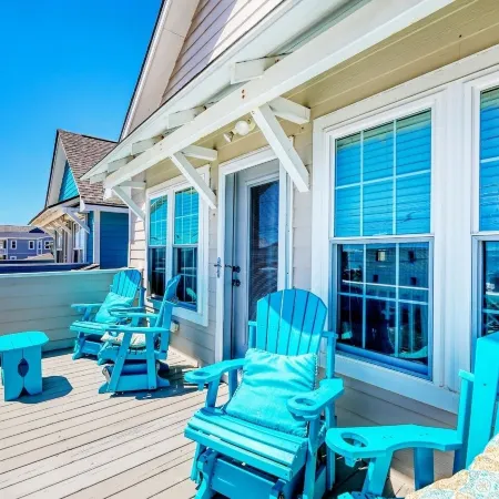 Beach Bliss: 4Br Beach Access Kayak Wi-fi 4 Bedroom Home by RedAwning