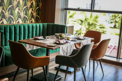 آدم للأجنحة الفندقية تناول الطعام Photos