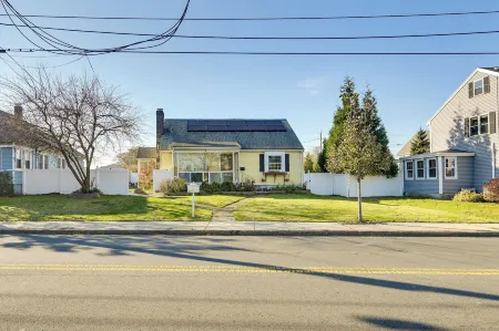 1 Mi to Downtown Salem: Studio w/ Fire Pit Access Отели в г. Суомпскотт