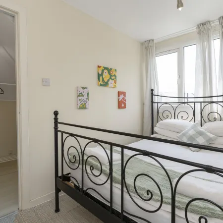 Bungalow Royal Infirmary Hospital Airport Free Moet and Parking B