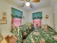 Peaceful Hazel Cottage w/ Deck & Yard! Hotels in Calloway County