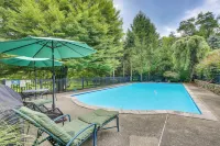 Serene Holmes Cottage Near Lakes & Trails! - Pools