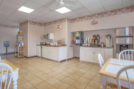 Super 8 by Wyndham Carlisle North Отели рядом с достопримечательностью «Carlisle Sports Emporium»