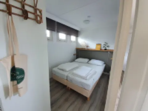 Canal-Side Stay, Giethoorn Hotels in Giethoorn