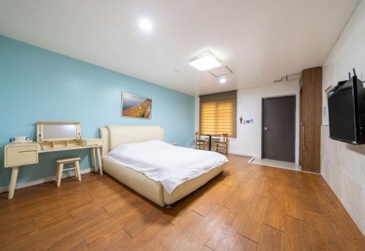 대천 스위스샬레의 깔끔한 내부 공간