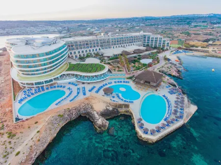 Ramla Bay Resort Отели рядом с достопримечательностью «Mellieha Beach»
