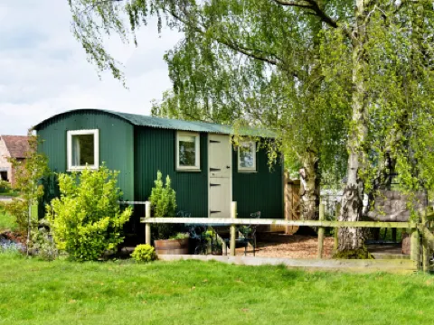 Hay and Hedgerow Glamping Hotel a 