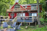 Bluff-Top Views and Hot Tub - Rustic Luxury Retreat