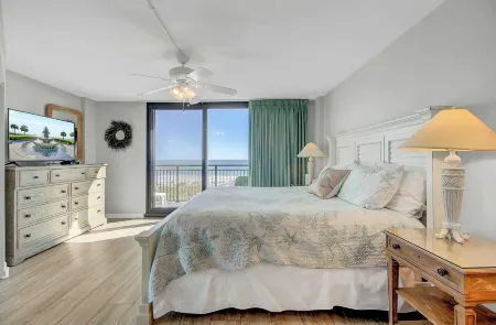 407 A Shipwatch by AvantStay Beach Front Condo w Ocean Views