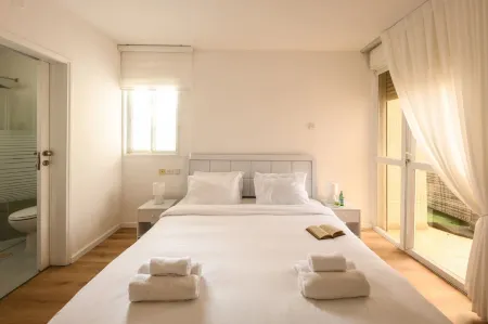 Seaside Escape with Private Patio Отели рядом с достопримечательностью «Netanya»