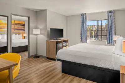 Days Inn & Suites by Wyndham Artesia فنادق في نورووك