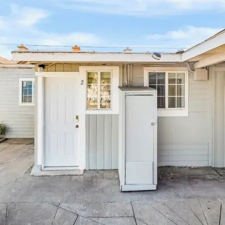 Cozy 2BR Bungalow by the beach, coffee, and dining. Walking Score 10/10