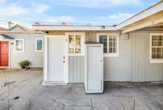 Cozy 2BR Bungalow by the beach, coffee, and dining. Walking Score 10/10