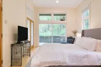 Secluded Modern Enclosed Patio Forest Views Woodland Zen by AvantStay Hotels in Stockbridge