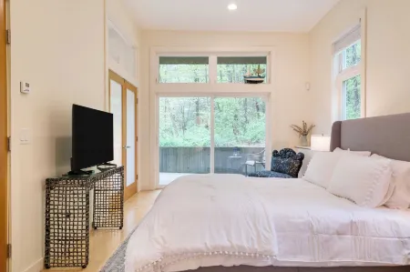 Woodland Zen by Avantstay Modern Design + Patio