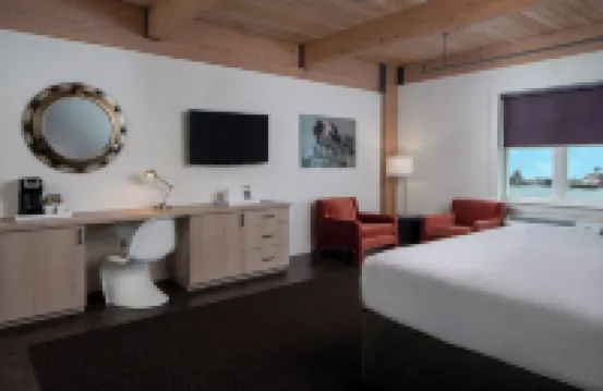 Harbor House Hotel and Marina at Pier 21