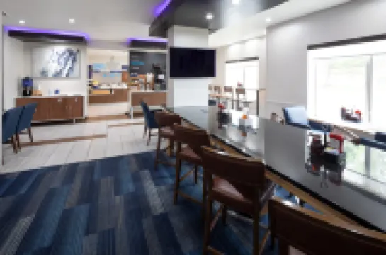 Holiday Inn Express & Suites CHICAGO WEST - ST CHARLES by IHG