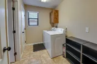 Pleasanton Vacation Rental w/ Private Yard! - Parkering