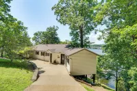 Hot Tub and Dock! Group Getaway in Lake Ozark - Wi-Fi
