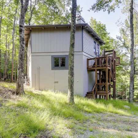 2 Mi to Skiing! Wooded Beech Mtn Retreat w/ Decks