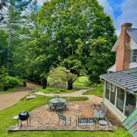No Fee Luxurious 1885 Farmhouse: Horses, Goats, & Fresh Eggs