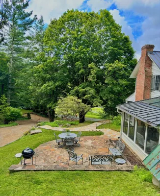 No Fee Luxurious 1885 Farmhouse: Horses, Goats, & Fresh Eggs
