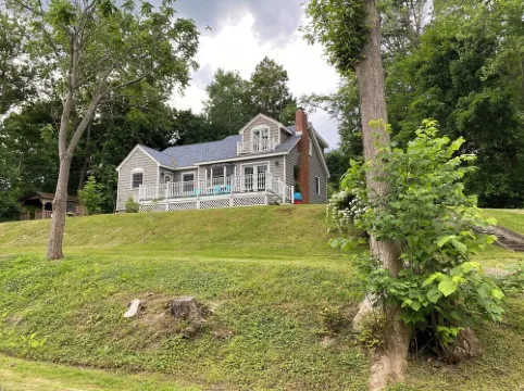 Charming 4 bedroom 3 bathroom cottage with lake view