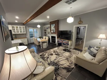 "GraciaDeDios" Beautifully renovated 1910 Cottage