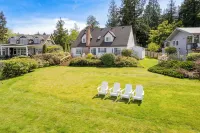 Colonial Bluff House Above the Sea by Avantstay Hotels in Langley