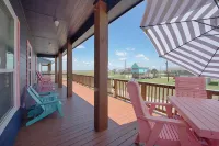 Newly Painted, Luxe 4/4,  Steps to Beach, Fenced, Dog Friendly with Hot Tub