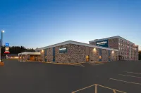 AmericInn & Suites By Wyndham Baraboo Event Center Hotels in Baraboo