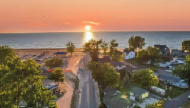 Beach House in Caseville Center walking distance to Everything