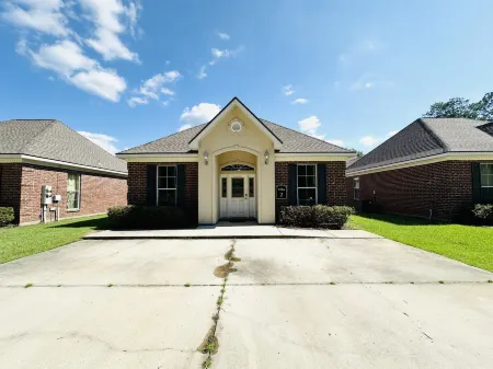Private Oasis with New Orleans Décor - Spacious Serene Villa