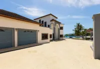 Luxe 7-bedroom villa - WiFi, AC in phenomenal St. Mary Parish min from Ocho Rios