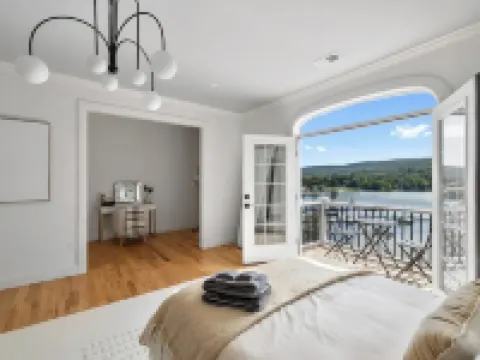 Entire Lakeview House ~ 1 Hour to MetLife ~ Hot Tub~Firepit~Stunning View~Decks Hotels in Warwick