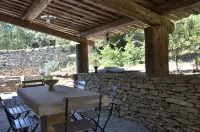Charming farmhouse in the garrigue at Gordes. Hotel a Gordes