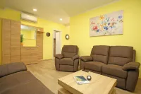 2-bedroom luxury villa surrounded by mountain views just minutes from the beach Hotels in Donje Polje