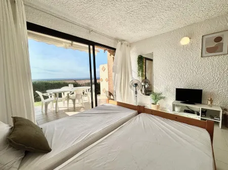 Garden level apartment with sea view Отели в г. Лумио