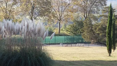 Propriété Composée de Deux Maisons, Près Cahors. Piscine, Pool House et Tennis Отели в г. Монпеза-де-Керси